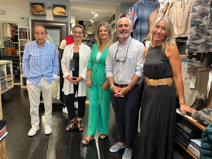 O director xeral de Comercio e Consumo, Manuel Heredia, con representantes de asociaci&oacute;ns de comerciantes.