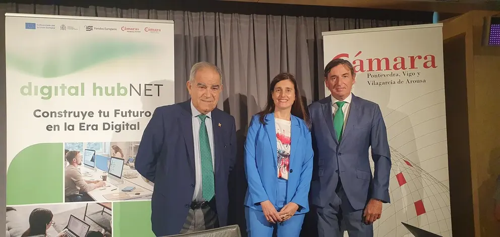 Jos&eacute; Garc&iacute;a Costas, Margarita Aldao y Eduardo_Barros en la presentaci&oacute;n del proyecto digital hubNET.