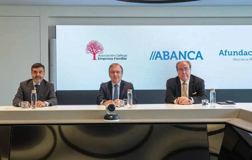 El presidente de AGEF, Jos&eacute; Bernardo Silveira, el consejero delegado de ABANCA, Francisco Botas, y el presidente de Afundaci&oacute;n y rector de la UIE, Miguel &Aacute;ngel Escotet.