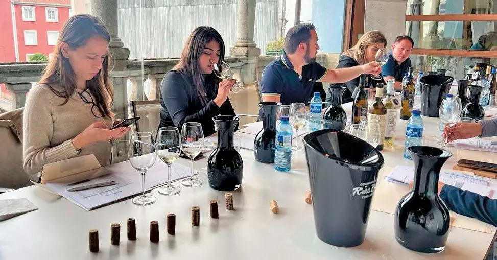 Cata de vinos en la DO R&iacute;as Baixas.