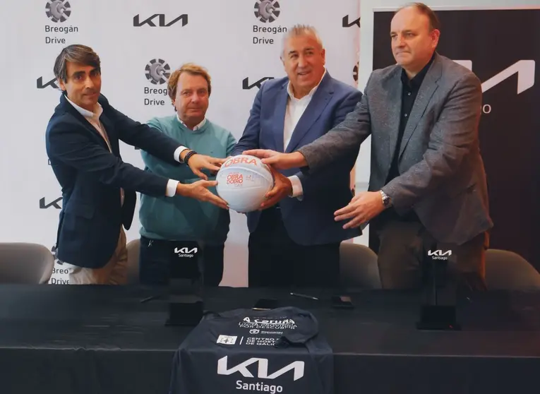 Alejandro S&aacute;nchez, gerente de Kia Breog&aacute;n Drive; Rafael Silva, miembro del consejo de administraci&oacute;n del Monbus Obradoiro; Jos&eacute; Ram&oacute;n Ferreiro, director general de Grupo Breog&aacute;n y Eduardo Pascual, director deportivo del Monbus Obradoiro.