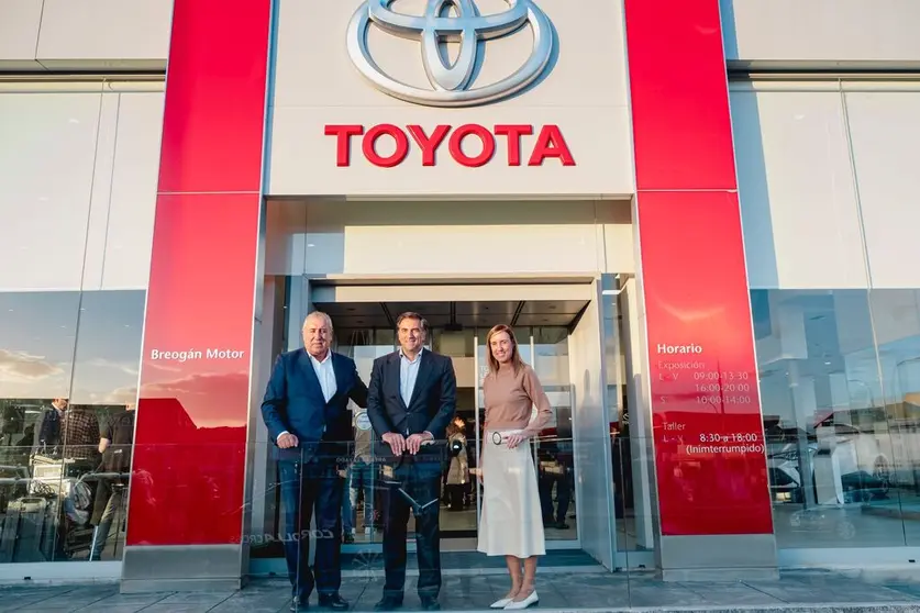 Jos&eacute; Ram&oacute;n Ferreiro, Miguel Carsi y Adriana Ferreiro, a las puertas del concesionario Toyota de A Coru&ntilde;a.