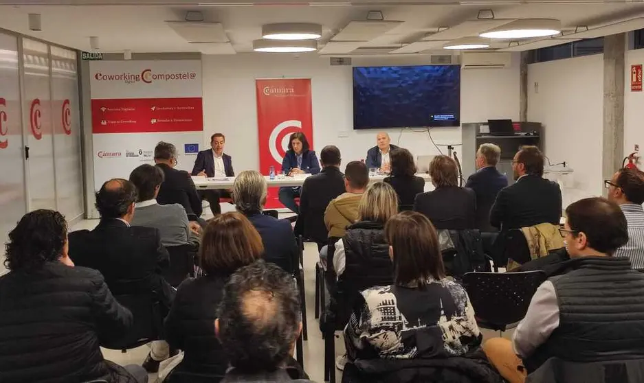Asistentes al encuentro empresarial sobre financiaci&oacute;n alternativa en la C&aacute;mara de Santiago.