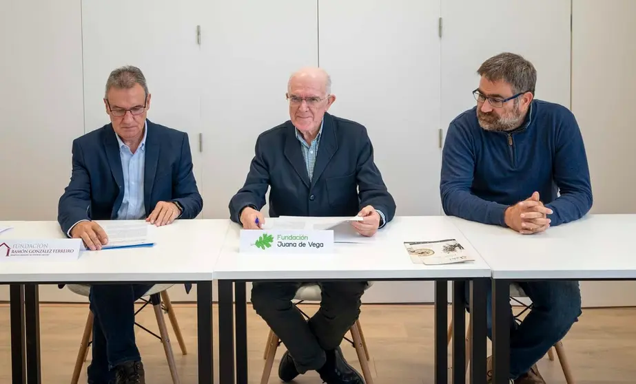 Enrique S&aacute;ez Ponte, presidente de la Fundaci&oacute;n Juana de Vega, y &Aacute;ngel Ferreiro Est&eacute;vez, presidente de la Fundaci&oacute;n Ram&oacute;n Gonz&aacute;lez Ferreiro, y Bernardo Varela, concejal de Allariz.