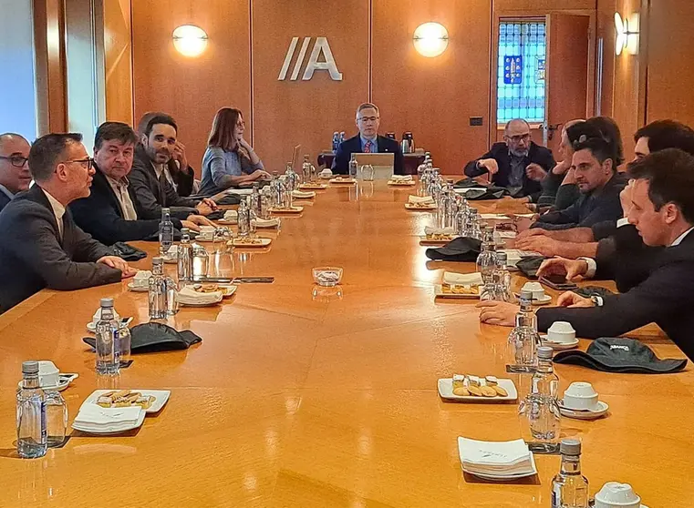 Reuni&oacute;n entre representantes de Abanca e confrar&iacute;as do sur de Galicia.
