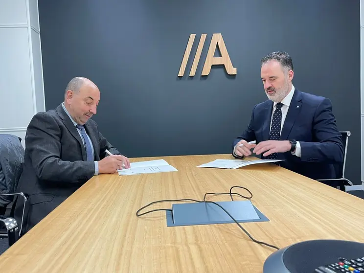 Jos&eacute; Antonio Rodr&iacute;guez Ara&uacute;jo (izquierda) y Rub&eacute;n Saavedra durante la firma del convenio de colaboraci&oacute;n.