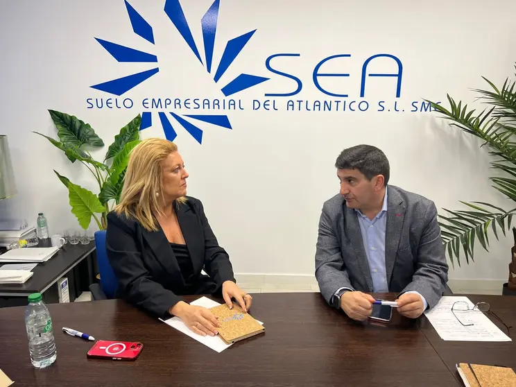 Beatriz Sestayo, gerente de SEA, y Pedro Blanco, delegado del Gobierno en Galicia, durante la reuni&oacute;n de trabajo