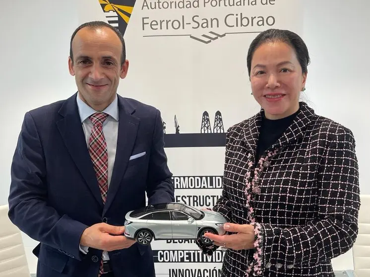 Francisco Barea, presidente de la Autoridad Portuaria Ferrol-San Cibrao, y Zheng Fang, directora ejecutiva de Arcfox Automotive Espa&ntilde;a.