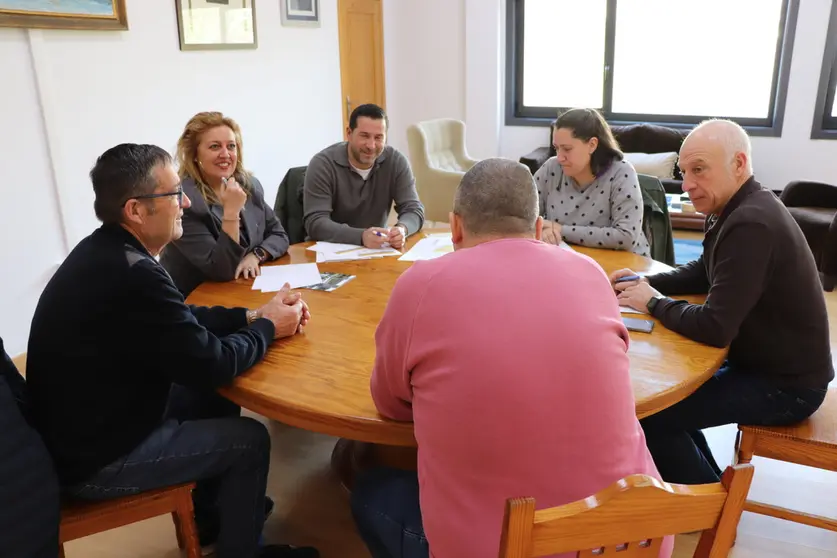 Reuni&oacute;n dela gernete de SEA, beatriz Sestayo, con representantes del ayuntamiento de Catoira.