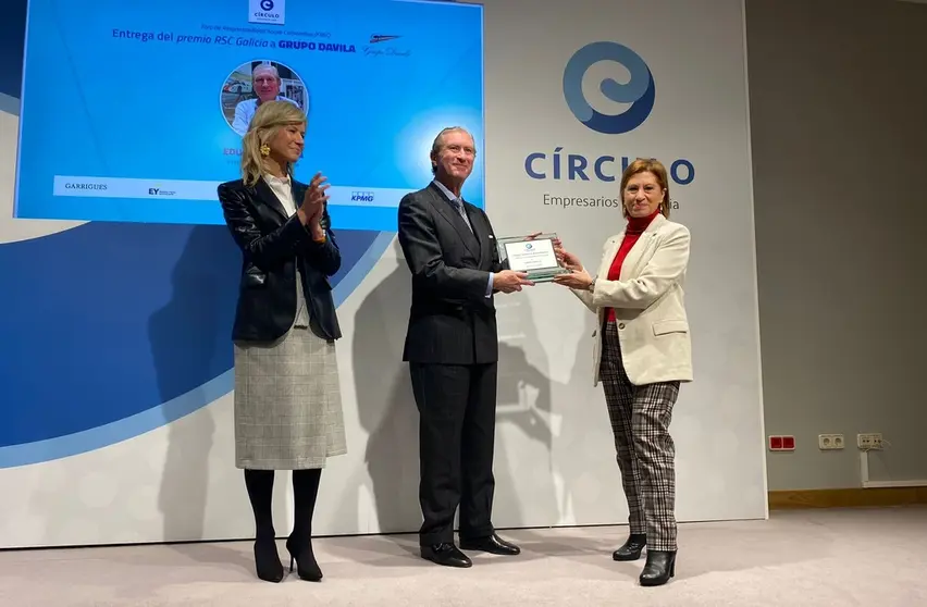 La vicepresidenta del C&iacute;rculo Mar&iacute;a Borr&aacute;s, el de Grupo Davila, Davila y la teniente de alcalde Elena Espinosa, durante la entrega del galard&oacute;n.