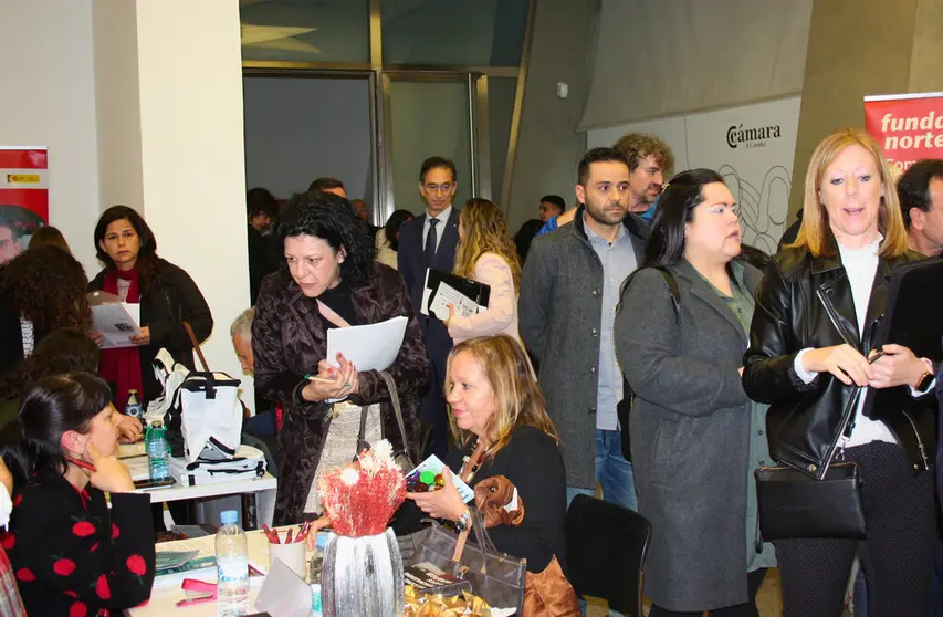 Asistentes a la I Feria de Empleo S&eacute;nior de la C&aacute;mara de A Coru&ntilde;a.