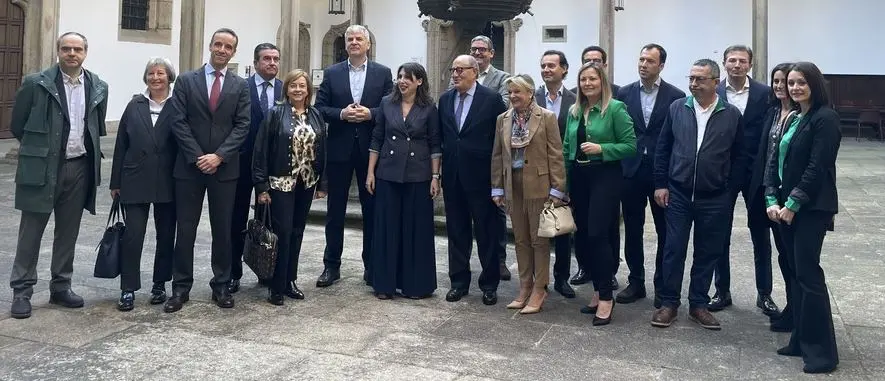 La conselleira de Econom&iacute;a Mar&iacute;a Jes&uacute;s Lorenzan con diversos representantes del Foro Econ&oacute;mico de Galicia.