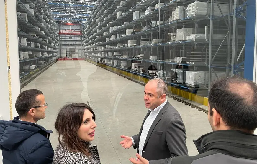 La conselleira Mar&iacute;a Jes&uacute;s Lorenzana visit&oacute; las instalaciones de Torres Gol&aacute;n y TCM Cancela en Tordoia.