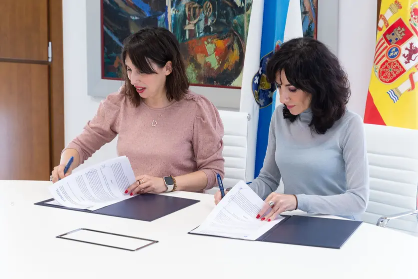 La conselleira de Econom&iacute;a, Industria e Innovaci&oacute;n en funciones, Mar&iacute;a Jes&uacute;s Lorenzana, y la consejera delegada de Pymar, Almudena L&oacute;pez del Pozo, firmando la adendal convenio que regula el Fondo de Garant&iacute;as Navales./CEDIDA XUNTA.