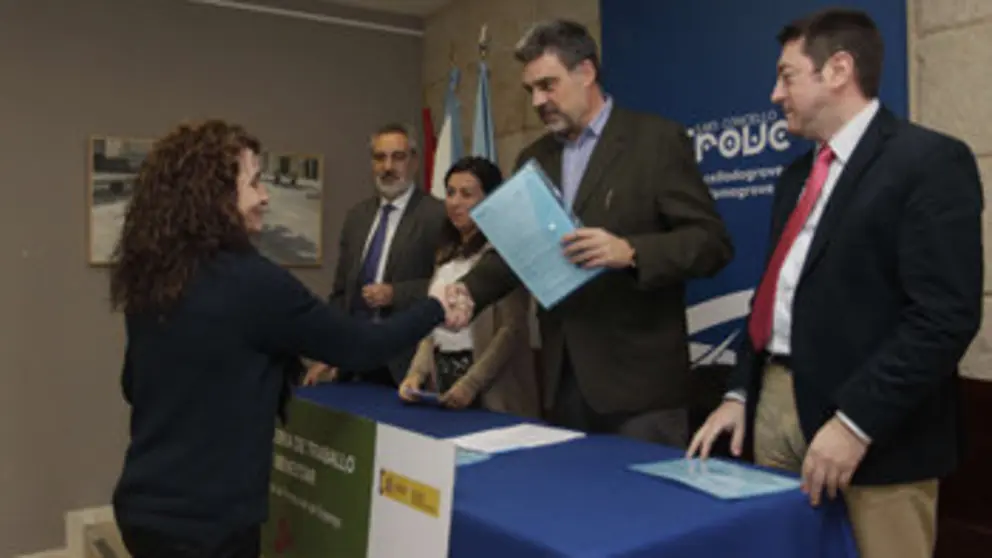 El director xeral de Orientaci&oacute;n y Promoci&oacute;n Laboral entrega los diplomas del taller de empleo.