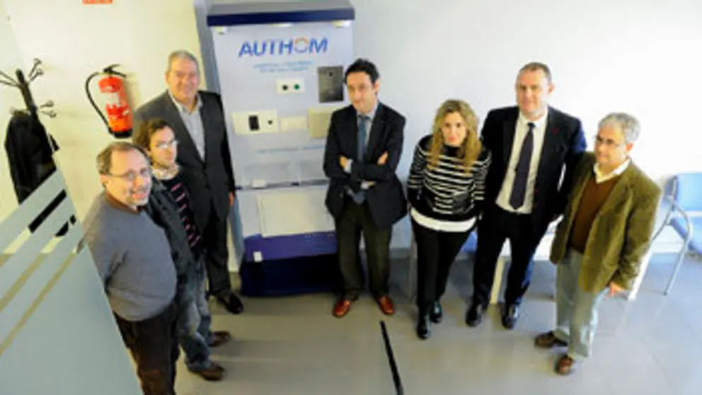 El director del Igape, Javier Aguilera, en la visita a las instalaciones en Alvedro de Domotecnolog&iacute;a y Seguridad El director del Igape, Javier Aguilera, en la visita a las instalaciones en Alvedro de Domotecnolog&iacute;a y Seguridad./M.F.