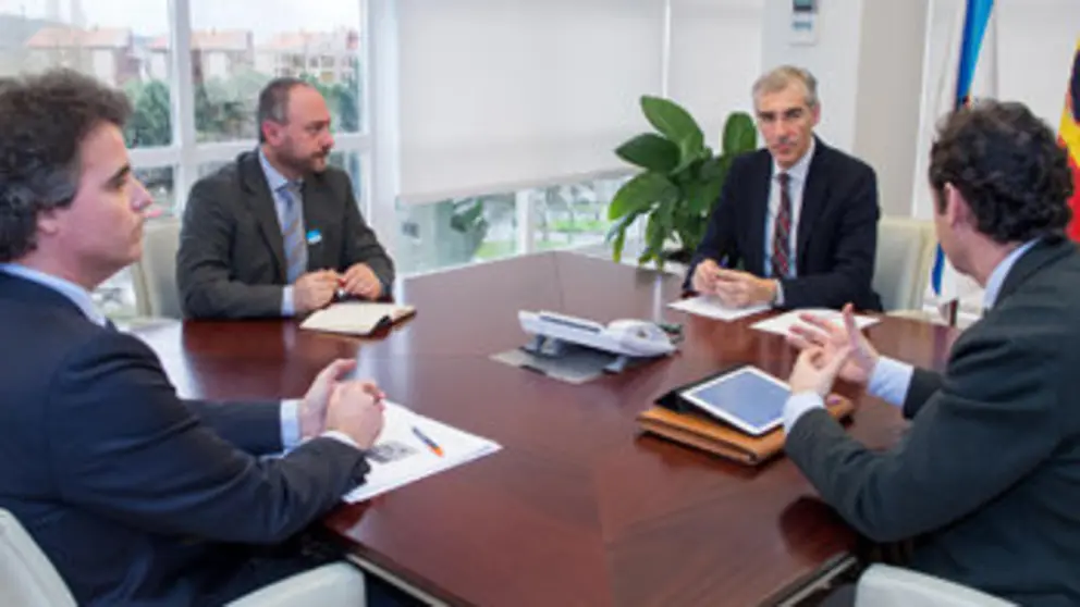 El conselleiro de Econom&iacute;a, Francisco Conde, en su reuni&oacute;n con el presidente de Aclunaga, Marcos Freire./X.C.