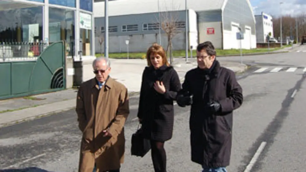 El director xeral de Energ&iacute;a y Minas en el parque empresarial de Vilamar&iacute;n./M.R.
