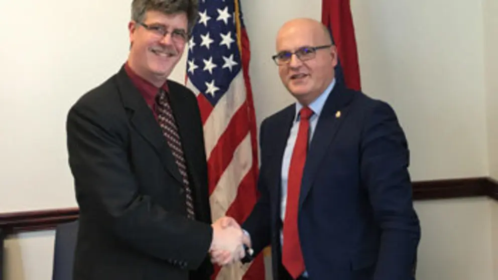 Seward L. Jones, y Manuel Baltar, en su reuni&oacute;n en Washington DC.