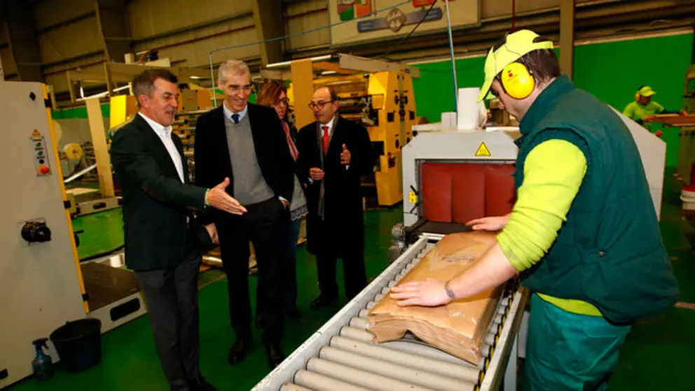 Francisco Conde en su visita a la f&aacute;brica de la compa&ntilde;&iacute;a lucesen Vriopack.