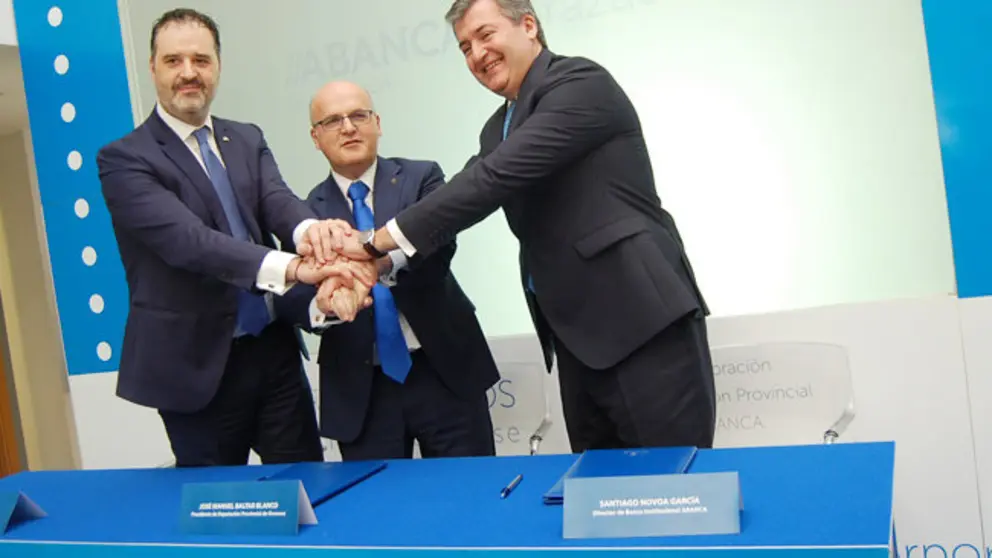 Rub&eacute;n Saavedra, Manuel Baltar y Santiago Novoa, tras ratificar el convenio./P.L.