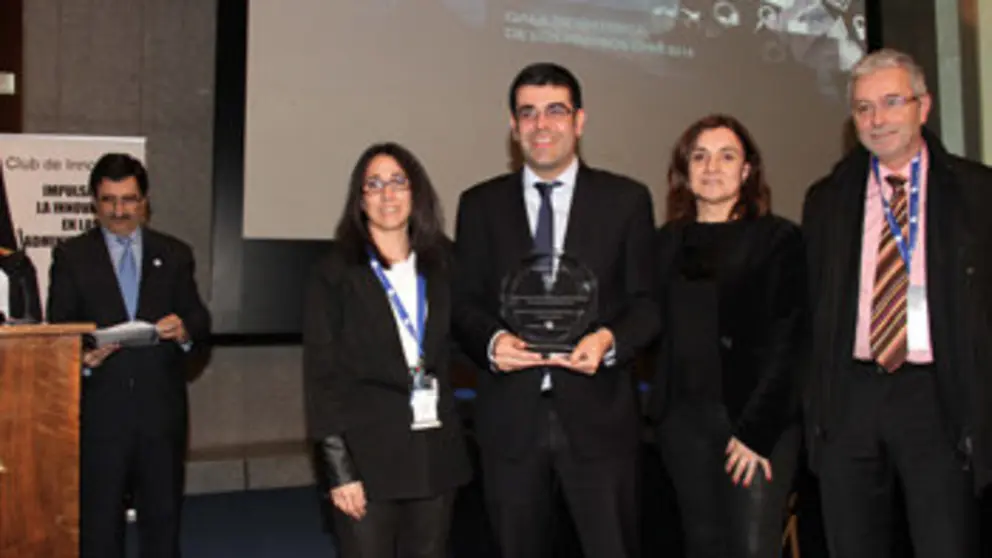 Manuel Varela, director de la GAIN, recibe el premio por el polo tecnol&oacute;gico de Rozas.