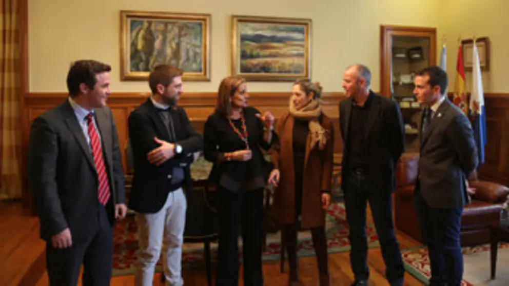 La presidenta de la Diputaci&oacute;n de Pontevedra con miembros de AJE Pontevedra.