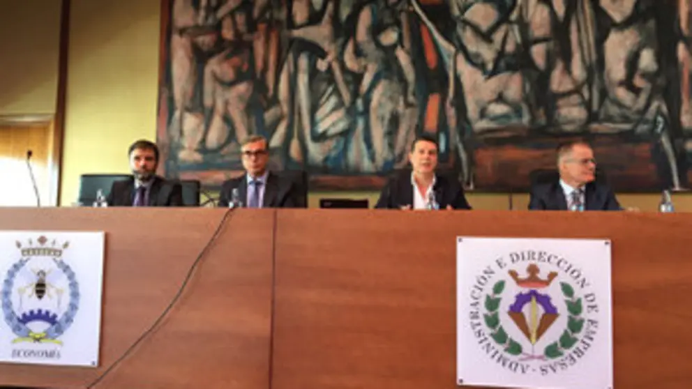 Charla del Colegio de Economistas en la Facultad de Econ&oacute;micas de Santiago.