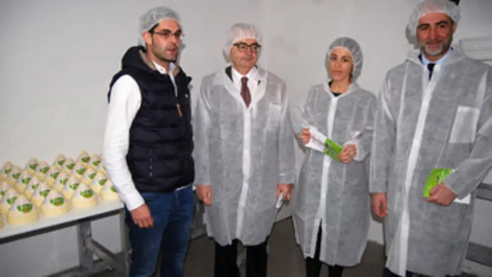 La directora xeral de Comercio entreg&oacute; el sello Galicia Calidade a la empresa Queixos Feijoo./M.R.