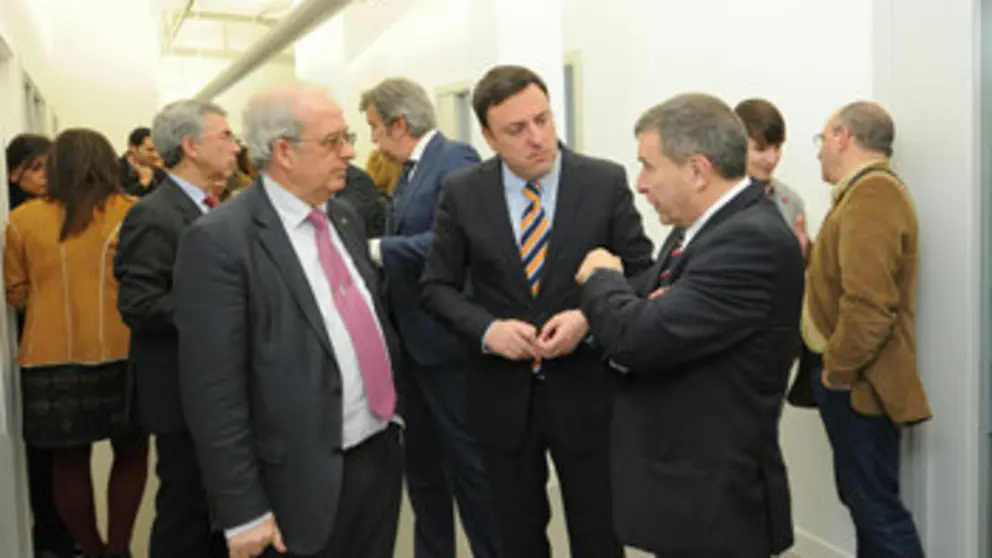 Jes&uacute;s Asorey, Valent&iacute;n Gonz&aacute;lez y Manuel Ruiz, en la inauguraci&oacute;n del vivero de empresas de Ribeira.
