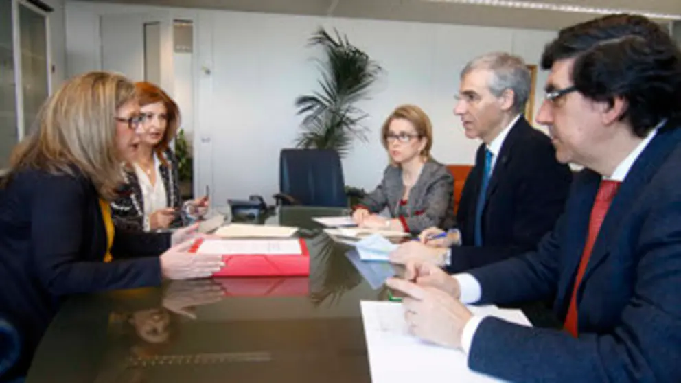 Teresa Pedrosa y Francisco Conde, en su reuni&oacute;n en Vigo.