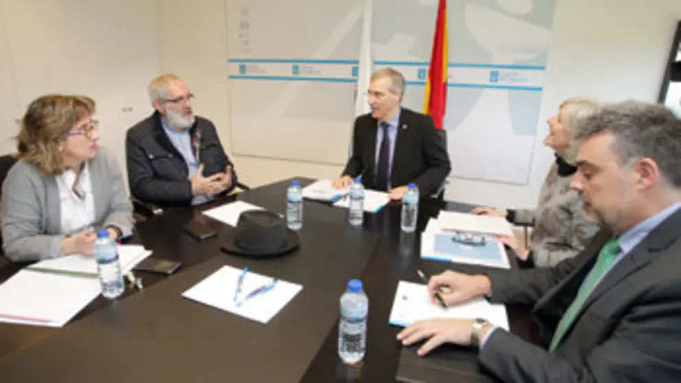 El conselleiro de Econom&iacute;a en la reuni&oacute;n con el secretario general de CCOO Galicia./C.P.