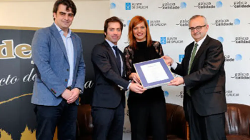 El gerente de Galicia Calidade y el delegado de la Xunta en A Coru&ntilde;a entregaron el sello de Galicia Calidade a la empresa Sadepor./M.F.