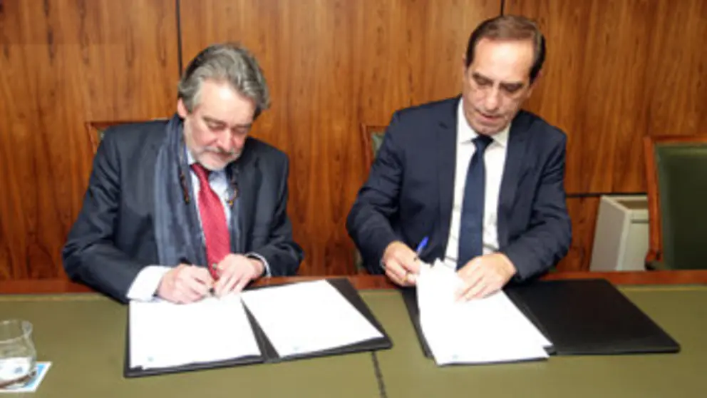 Jos&eacute; Antonio Redondo y Valeriano Mart&iacute;nez, durante la firma del convenio./C.P.