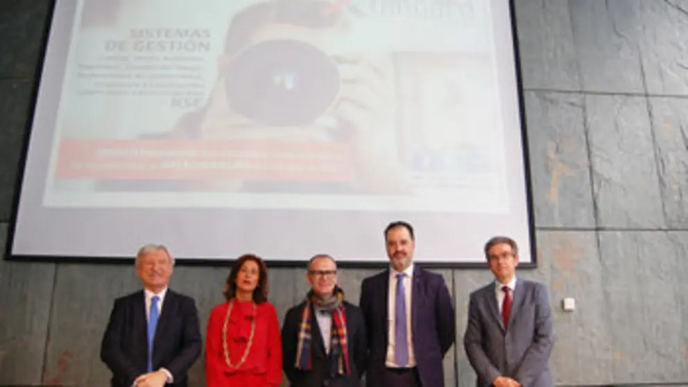 El gerente de Expourense, la delegada de la Xunta, el alcalde de Ourense, el director de Abanca en Ourense y el vicepresidente de la CEO./M.R.