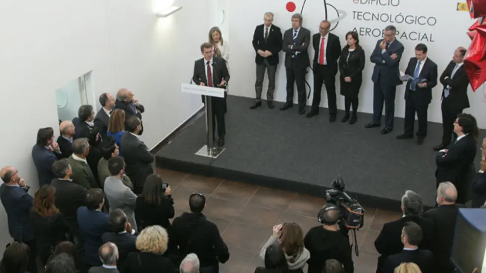El presidente de la Xunta durante la inauguraci&oacute;n del Centro tecnol&oacute;gico aeroespacial de Nigr&aacute;n.
