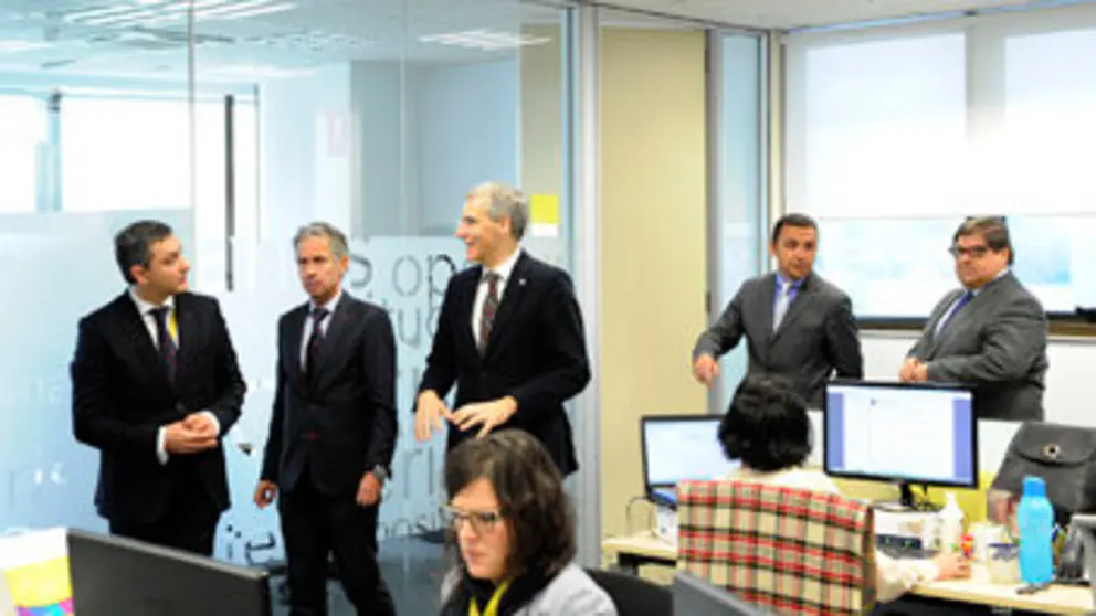 El conselleiro de Econom&iacute;a en las instalaciones de la multinacional Everis en A Coru&ntilde;a./M.F.
