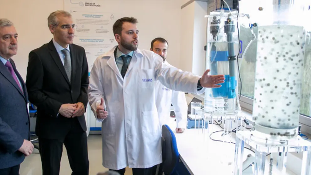 El conselleiro de Econom&iacute;a en una visita al laboratorio de la Unidad Mixta Centro de Innovaci&oacute;n Gallego de Sistemas Avanzados de Tratamiento de Agua (CIGAT)./X.C.