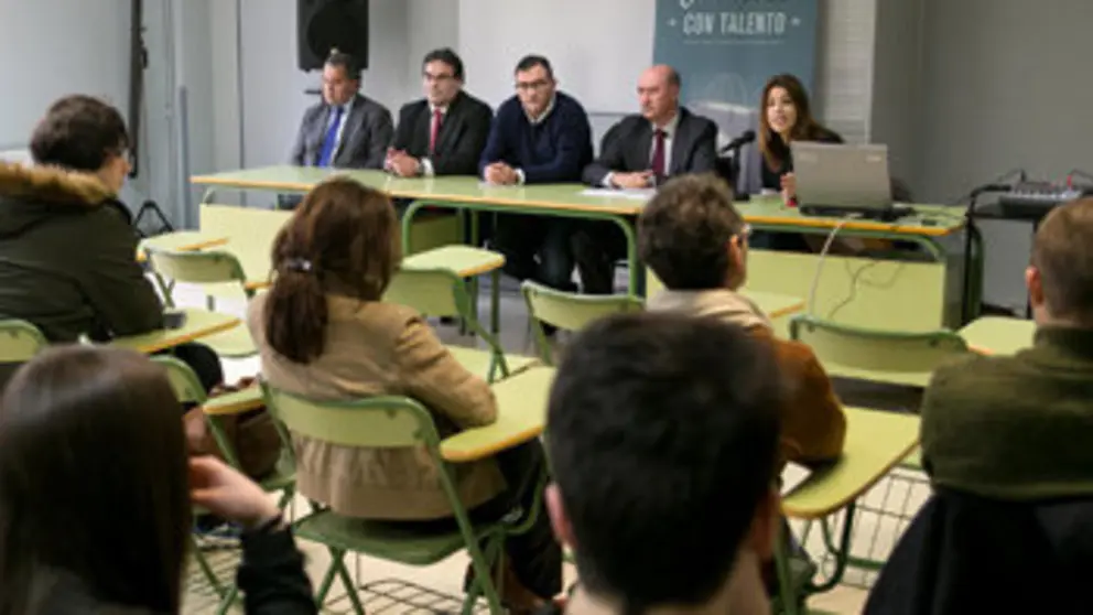 Presentaci&oacute;n de la campa&ntilde;a "Comercio con talento" en un instituto de Santiago.