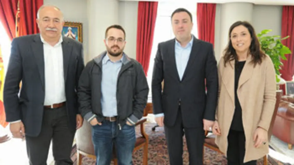 El presidente de la Diputaci&oacute;n de A Coru&ntilde;a y el diputado de Promoci&oacute;n Econ&oacute;mica junto al presidente y directiva de AJE Ferrolterra.