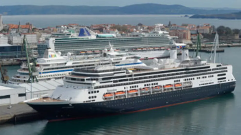 Escala de un crucero en el puerto de A Coru&ntilde;a.