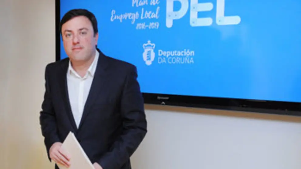 O presidente da Deputaci&oacute;n da Coru&ntilde;a nunha presentaci&oacute;n do Plan de Emprego Local.