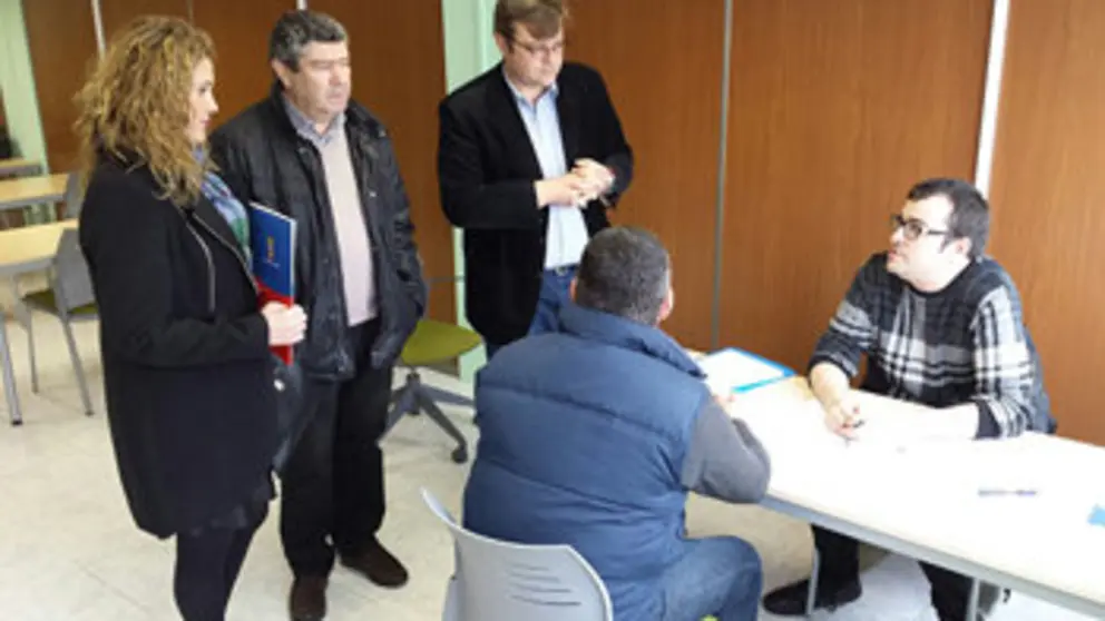 El diputado &Aacute;lvaro Santos y el alcalde de Burela, en el encuentro con desempleados de A Mari&ntilde;a.