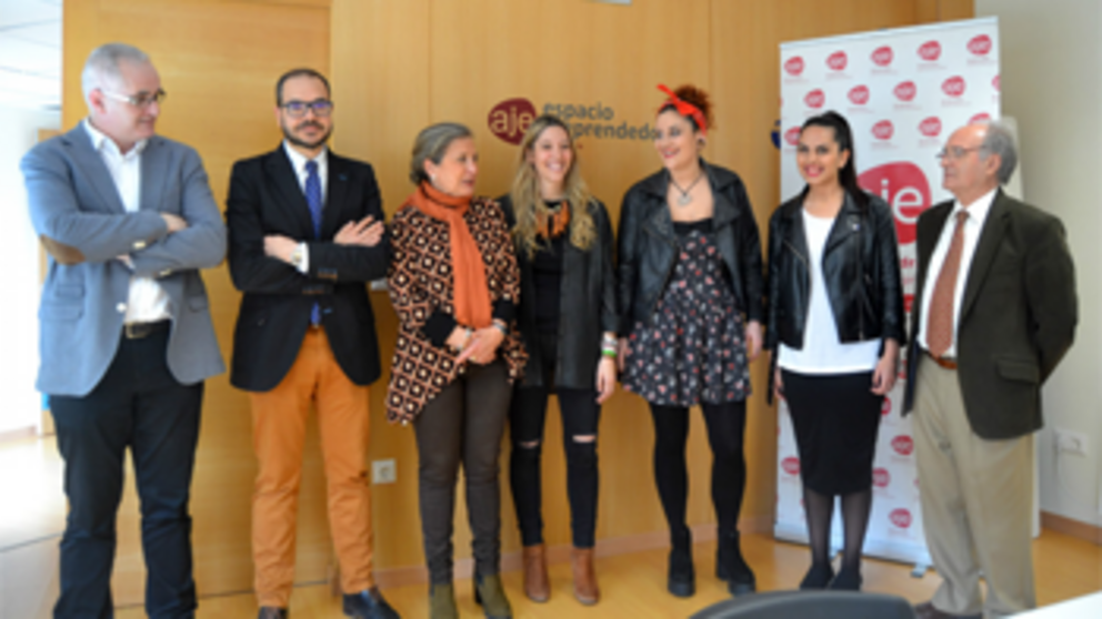 Entrega de los espacios en AJE Pontevedra para las ganadoras de los premios Incuvi-Emprende.