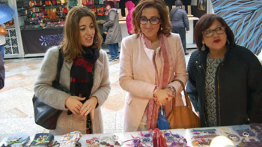 La directora xeral de Comercio, Sol V&aacute;zquez, visit&oacute; la 20&ordf; Feria de Artesan&iacute;a de Ourense.