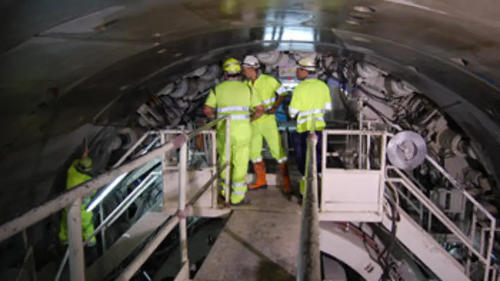 Trabajadores en el interior de un t&uacute;nel del AVE./P.L.