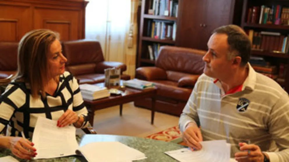 La presidenta de la Diputaci&oacute;n de Pontevedra firma la cesi&oacute;n de una oficina en el vivero de Lal&iacute;n.