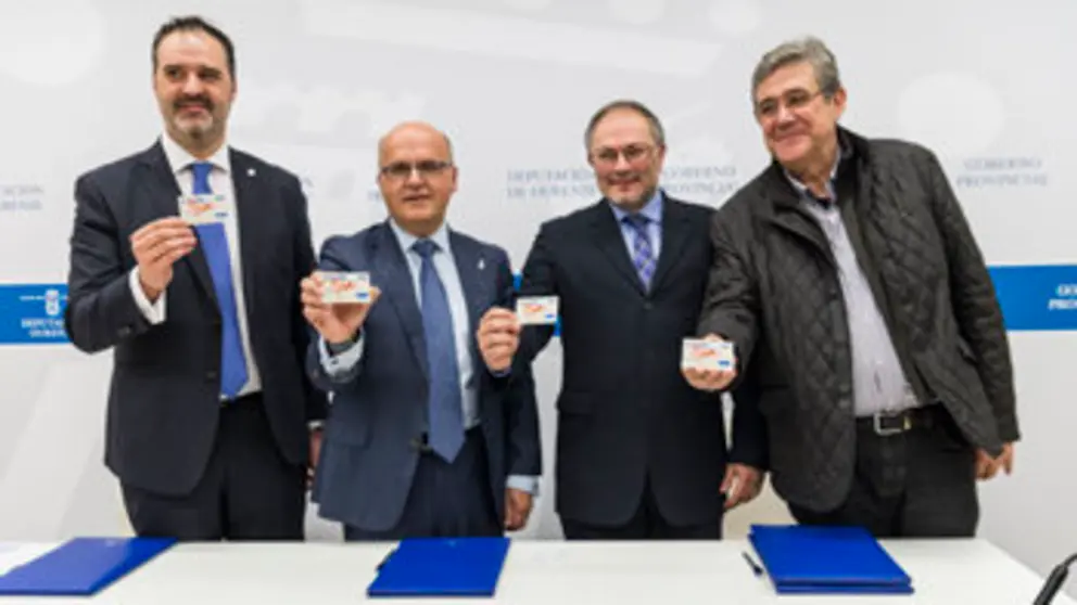 Presentaci&oacute;n de la tarjeta "chegOU" en la Diputaci&oacute;n de Ourense. /L.C.
