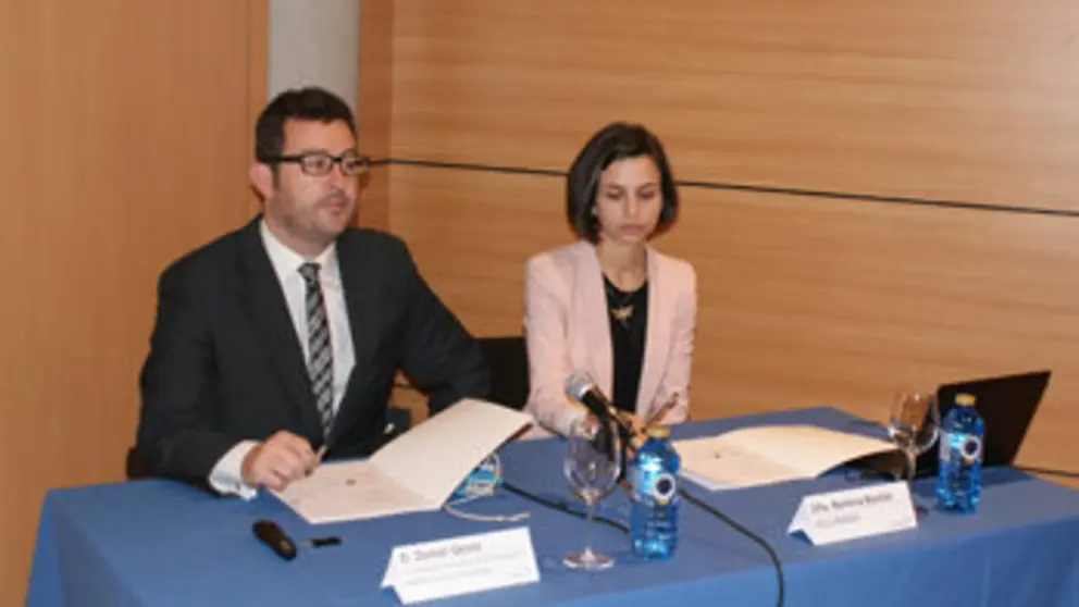 Daniel Gesto, coordinador de Shipbuilding 4.0 en AIMEN Centro Tecnol&oacute;gico; y Romina Bast&oacute;n, representante de ACLUNAGA, durante la inauguraci&oacute;n de la jornada.