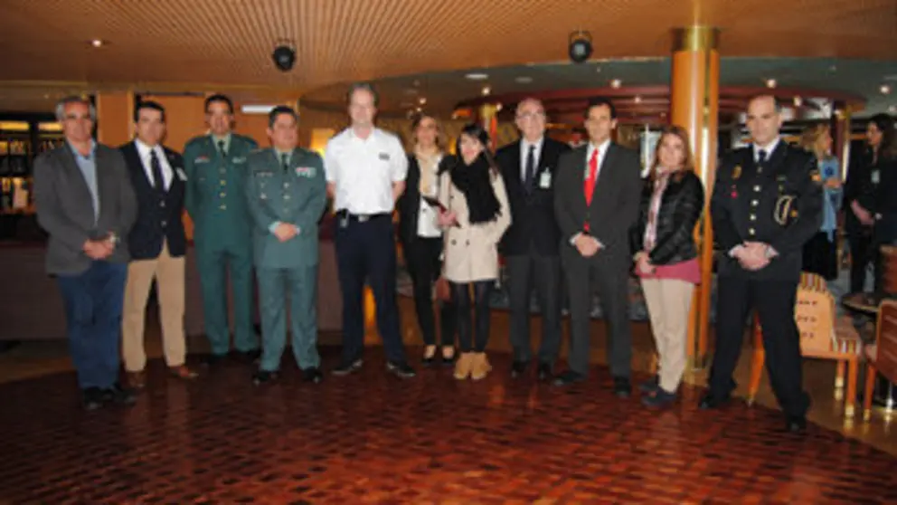 Recepci&oacute;n en el "Zuiderman" a representantes de la Autoridad Portuaria, Ayuntamiento de A Coru&ntilde;a y Fuerzas y Cuerpos de Seguridad.